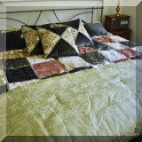 DW03. King bedding.